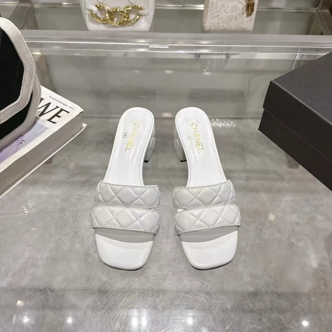 👟👟Ex-factory price 520👟👟 𝐂𝐇𝐀𝐍𝐄𝐋★Xiaoxiang New Spring and Summer Products Counter new sandals, electric embroidered Lingge’s classic elements that will never fade away 💋Showing a unique style, too beautiful to say, a must-have in summer... Upper: imported sheepskin/knitted fabric Lining: mixed sheepskin Heel height: 5cm Outsole: Italian leather outsole Shoe size: 35-39 (customized items of 40, 41 and 42 are not returnable or exchangeable)